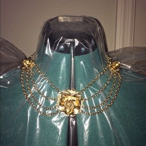 Dress barn gold rose necklace